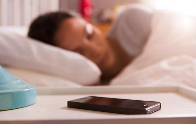 7 lý do không nên để điện thoại gần người khi đi ngủ