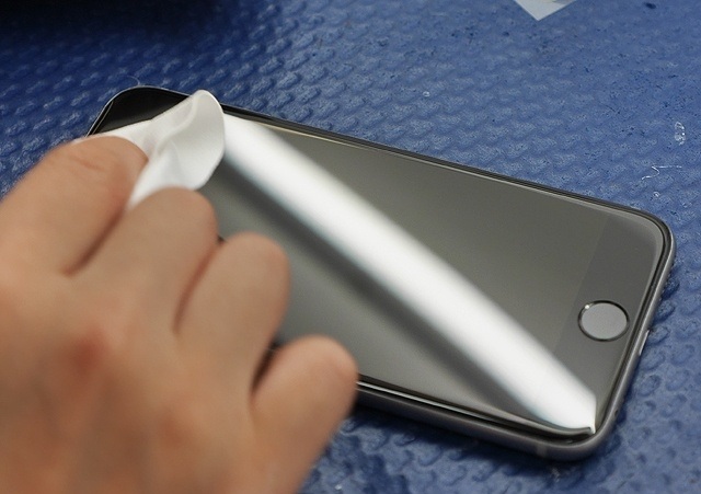 6 mẹo vệ sinh màn hình iPhone đúng cách và khoa học