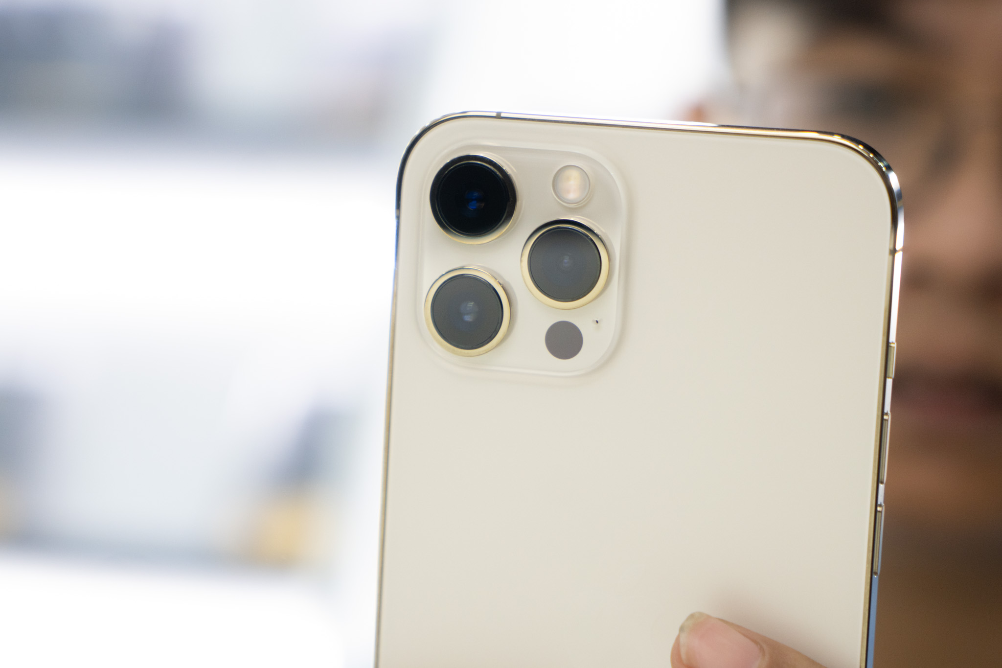 iPhone 12 Pro Max có gì đặc biệt so với 12 Pro?