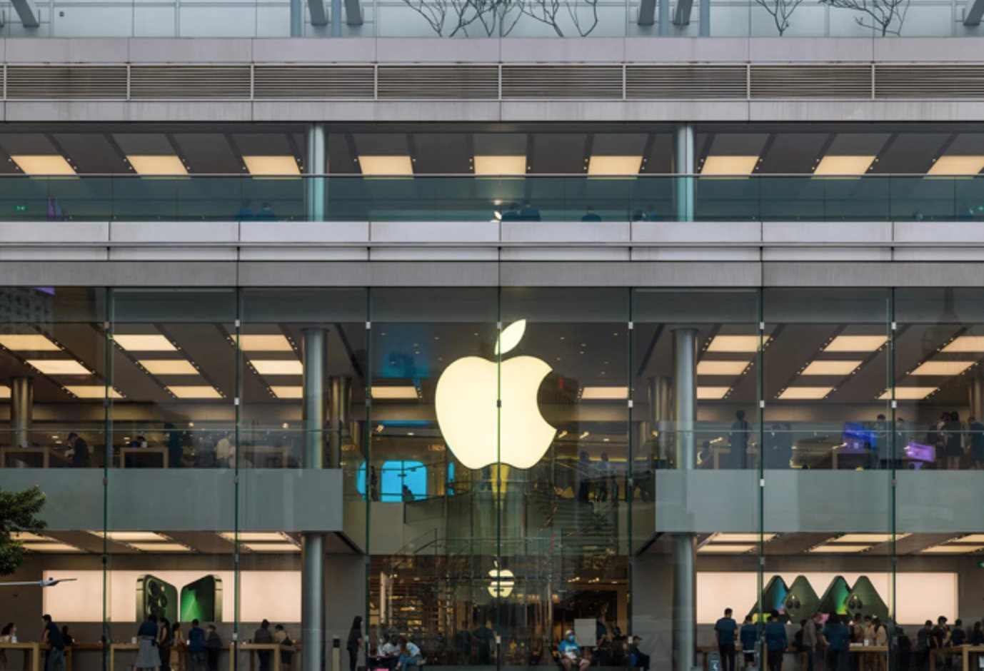 Apple thuê 5 máy bay chở iPhone về Mỹ, chuyện gì đang xảy ra?