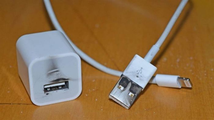 Truy tìm “thủ phạm” gây ra hỏng củ và dây sạc điện thoại