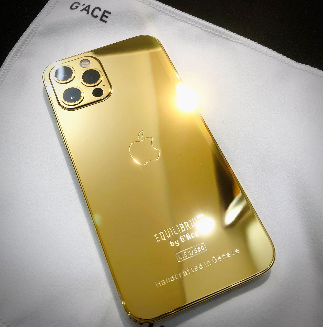 iPhone 12 mạ vàng Việt Nam là một trong những phiên bản độc đáo và đẳng cấp nhất trên thị trường. Với lớp mạ vàng được thực hiện bởi các thợ lành nghề tại Việt Nam, chiếc điện thoại sẽ tạo nên sự khác biệt hoàn toàn cho phong cách của bạn.