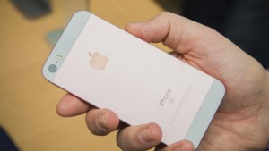 iPhone SE có mặt tại Việt Nam được người dùng hưởng ứng