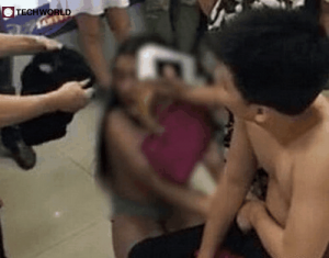 Cô gái trẻ lột cởi quần áo phản đối cửa hàng bán iPhone 6s dựng